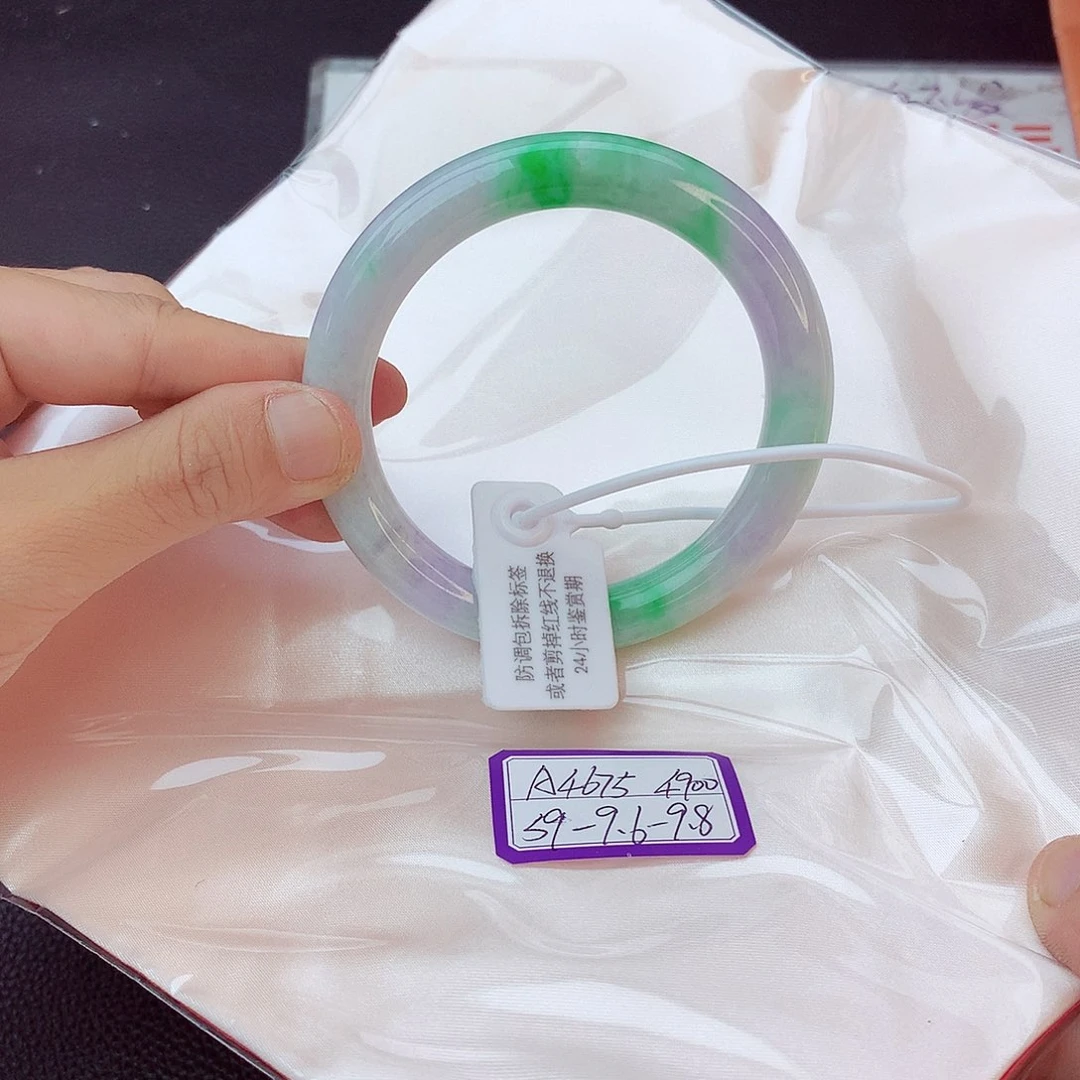 翡翠手镯未镶嵌翡翠