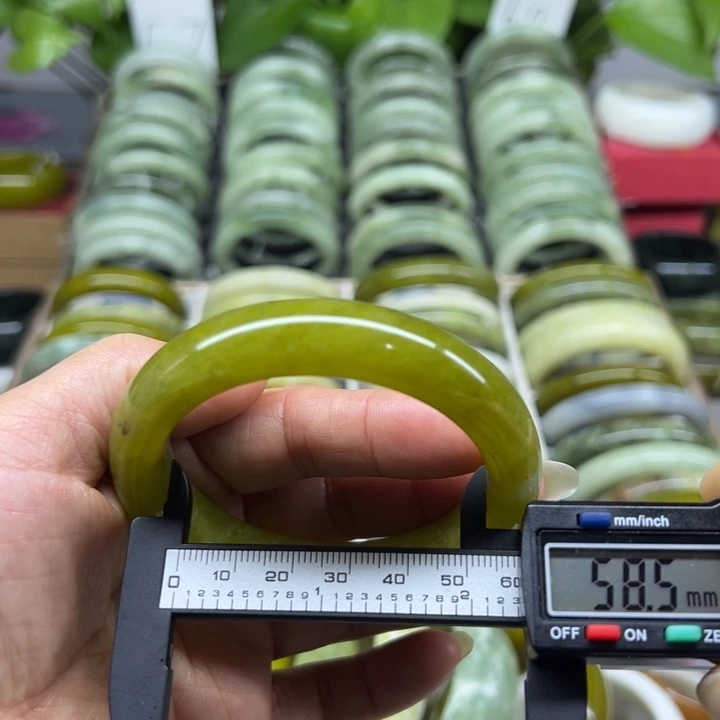 蛇纹石玉未镶嵌手镯47
