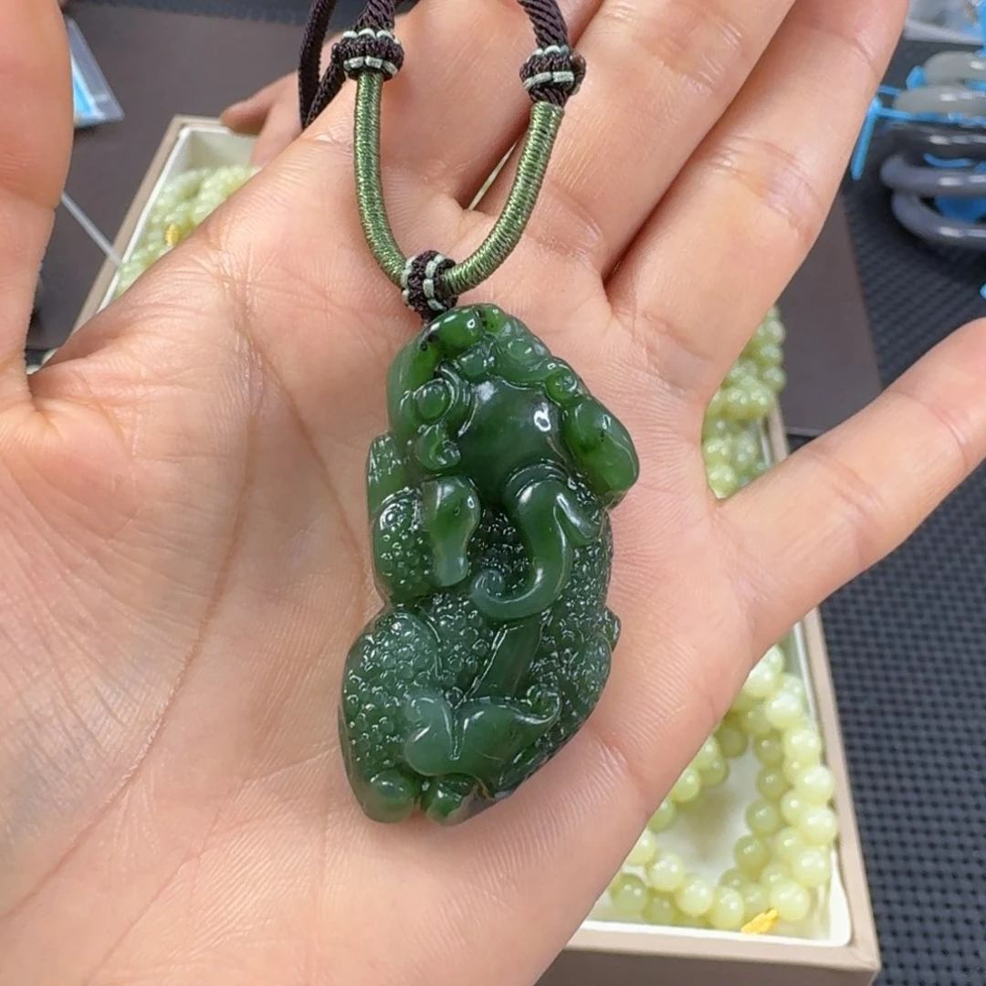 颈饰未镶嵌和田玉（碧玉）