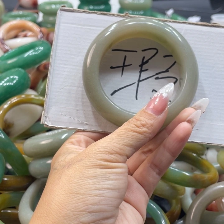 用***4石英质玉未镶嵌珠宝奇石