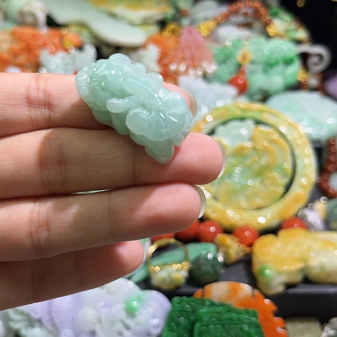 翡翠未镶嵌颈饰待编织