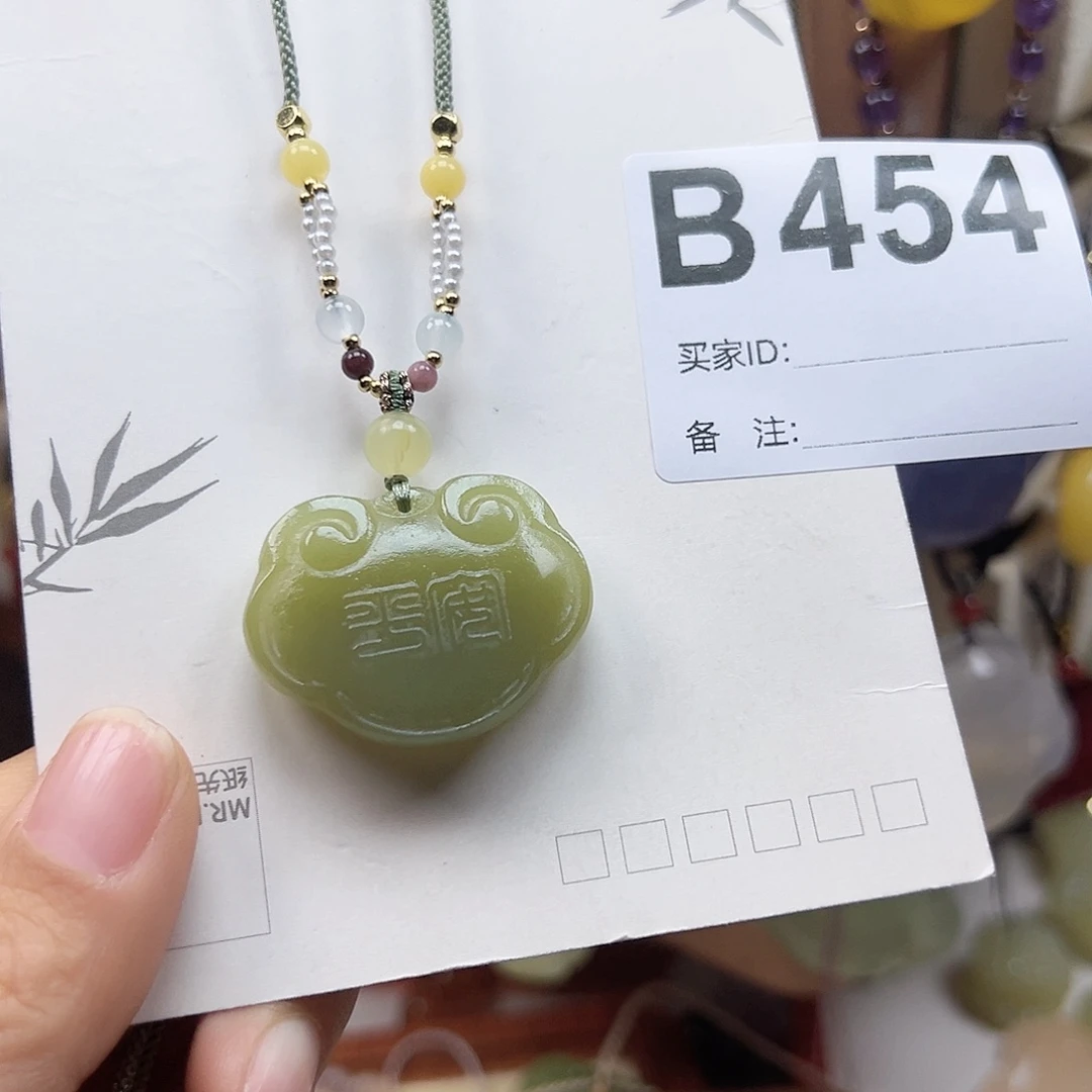 石英质玉颈饰合金简*
