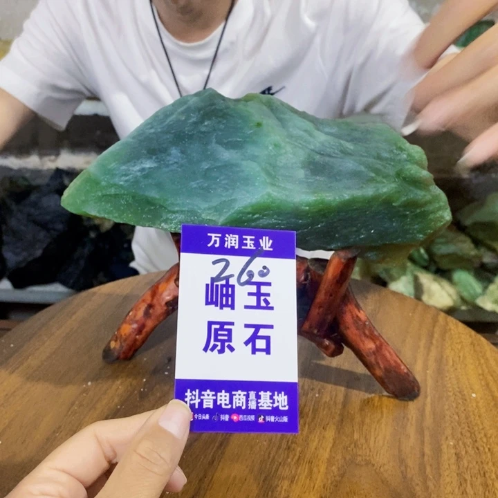 蛇纹石玉未镶嵌原石猪***飞