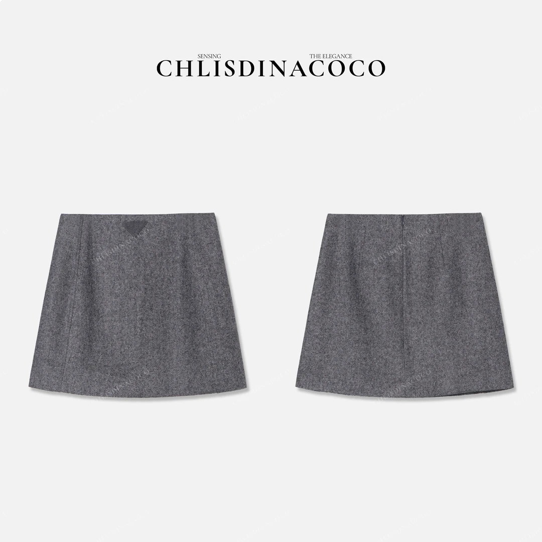 Chlisdinacoco丨“天雨流芳”时尚休闲三角标撞线短裙C23480DQ243