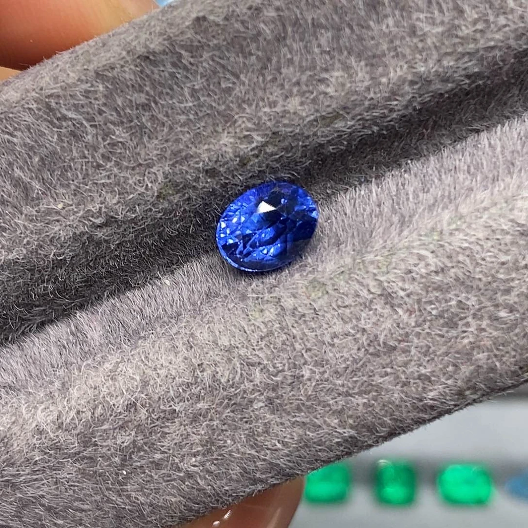 蓝宝石裸石未镶嵌