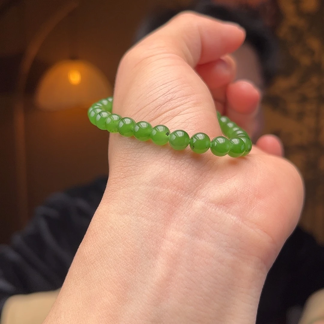 和田玉手串未镶嵌碧玉辣绿色带矿点