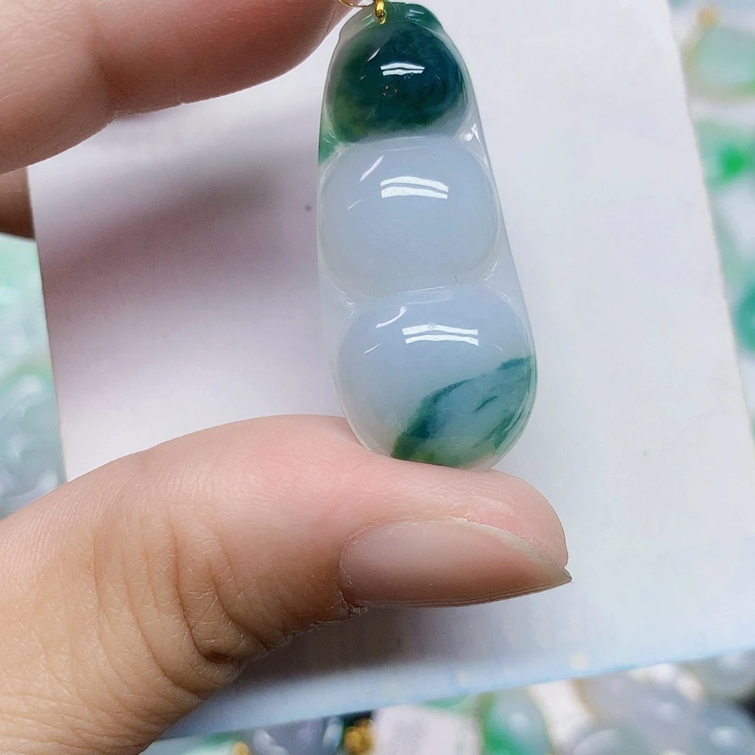 颈饰18K金镶嵌翡翠豆子