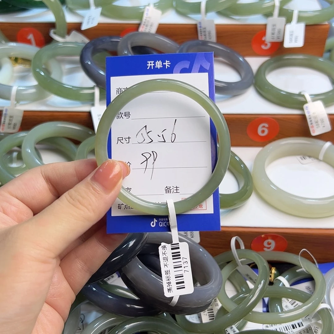 未镶嵌手镯和田玉?*栀