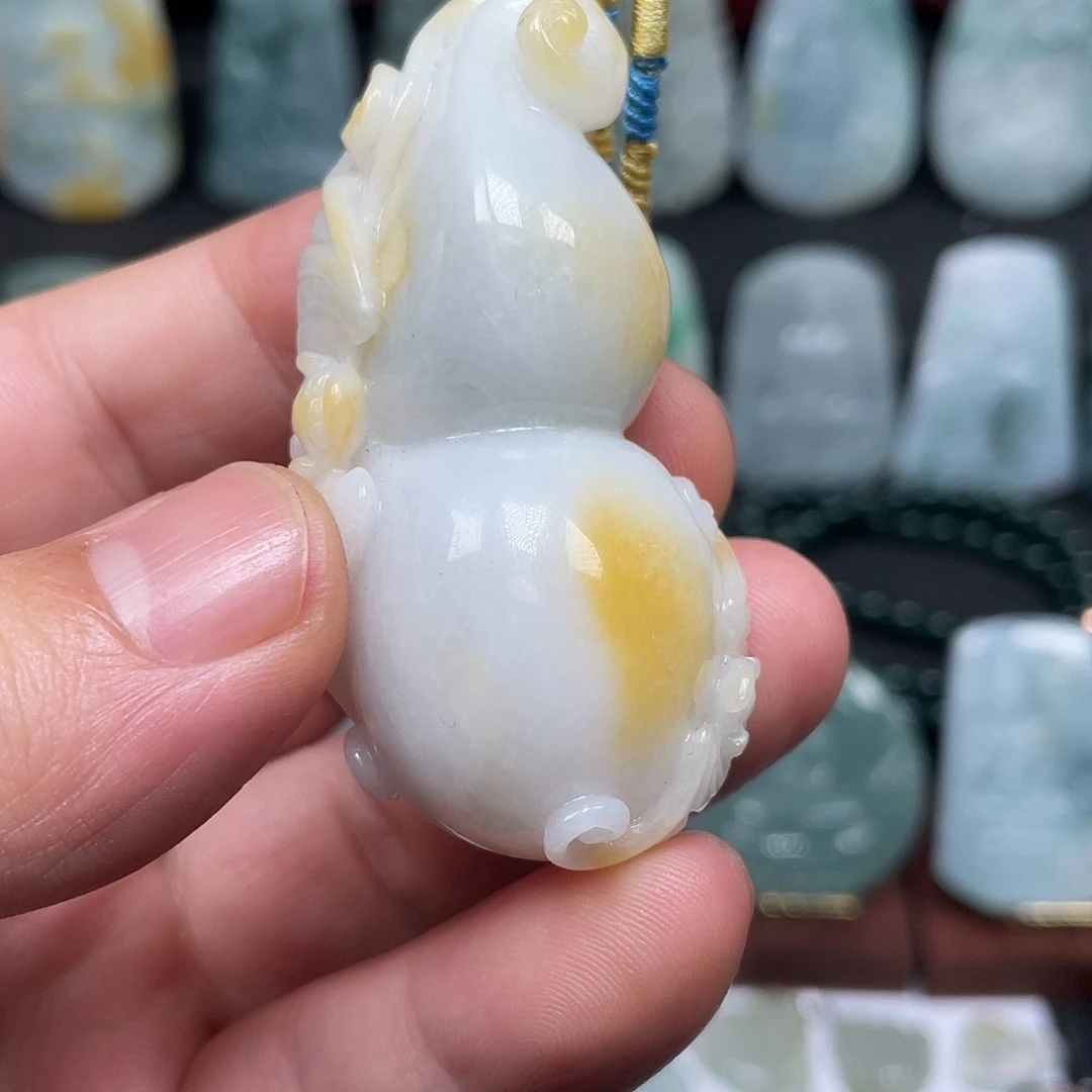 翡翠未镶嵌颈饰葫芦