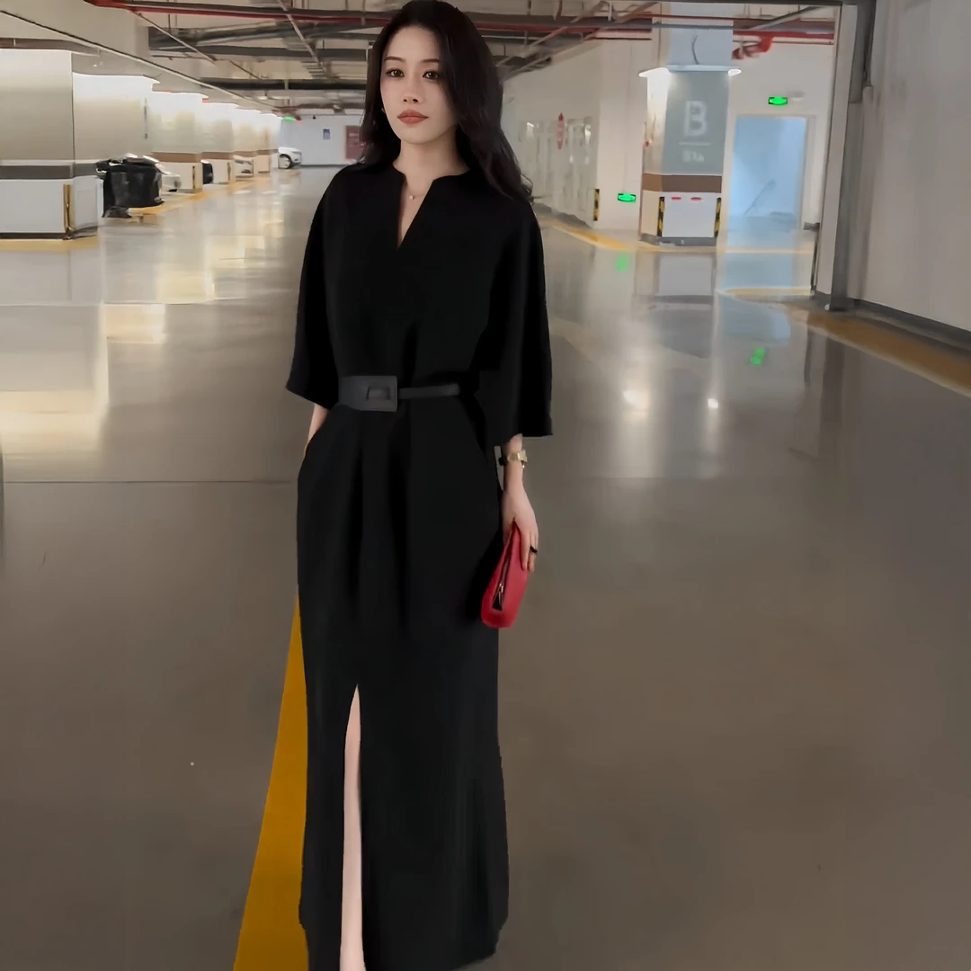 法式赫本风轻奢气质黑色V领连衣裙女早秋新款收腰显瘦开叉长裙子