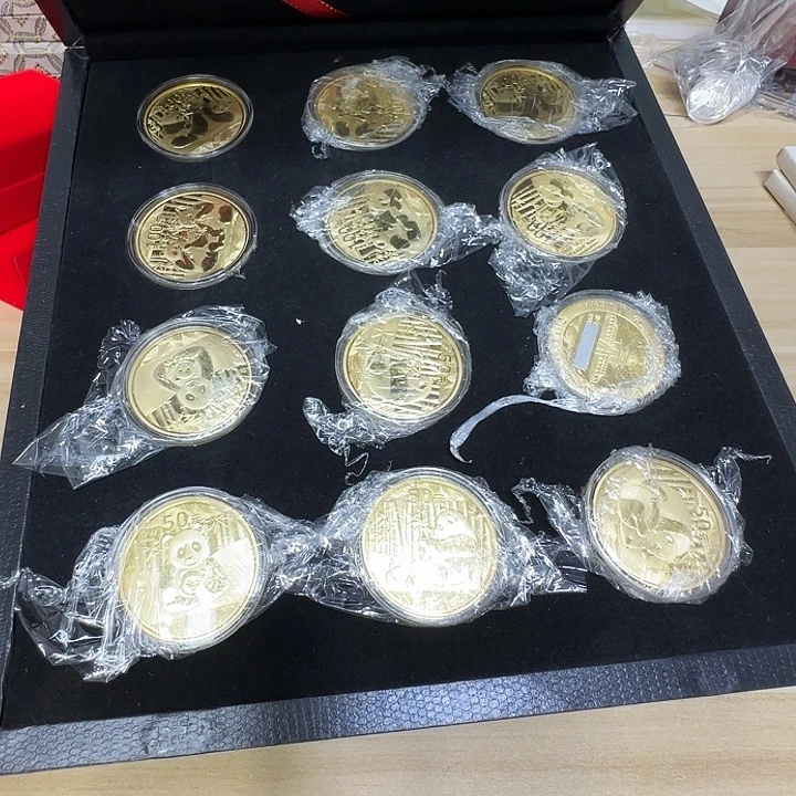 其他普通金属熊猫纪念章一套