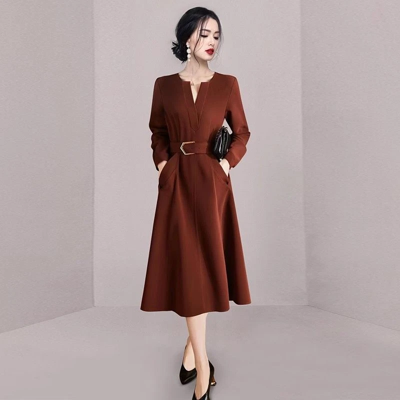 轻奢气质V领设计感修身连衣裙女2025秋季新款系带收腰显瘦A字裙潮