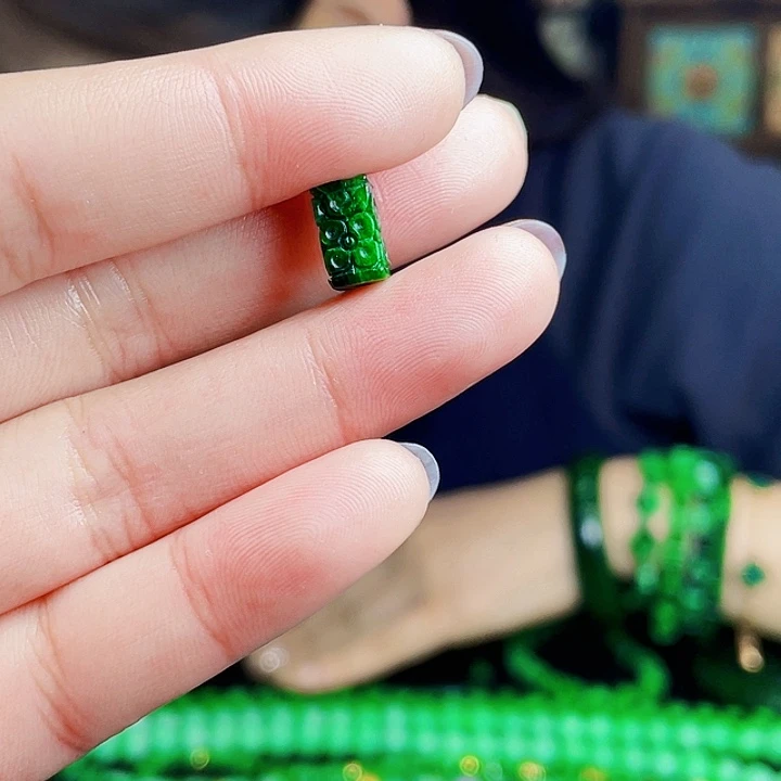 翡翠未镶嵌颈饰多样性