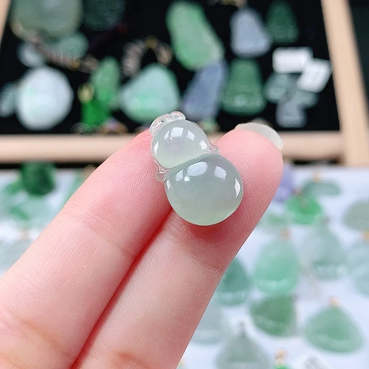 广***）翡翠未镶嵌颈饰吊坠