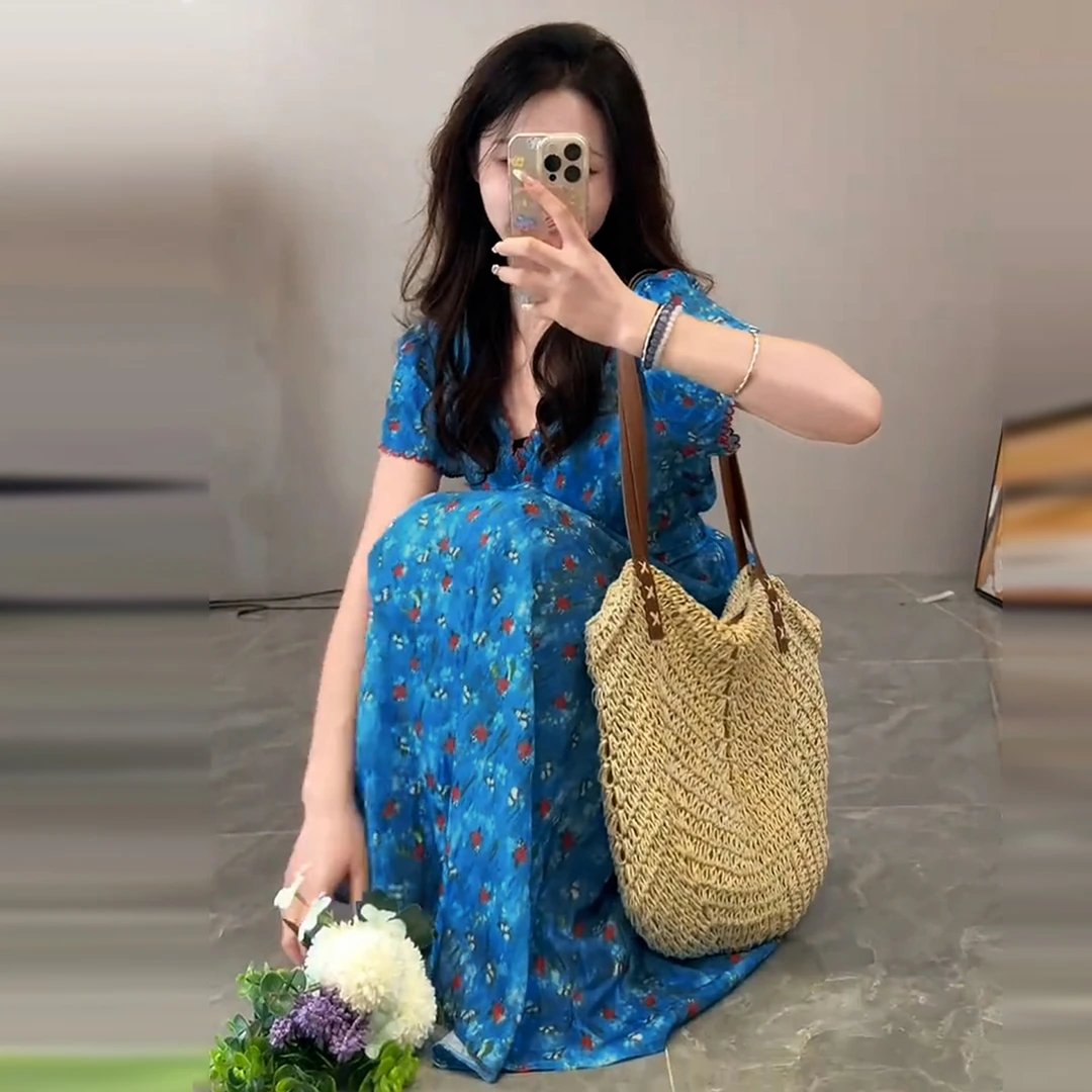 2025超火蓝色v领碎花连衣裙子女装夏季新款今年流行爆款法式长裙