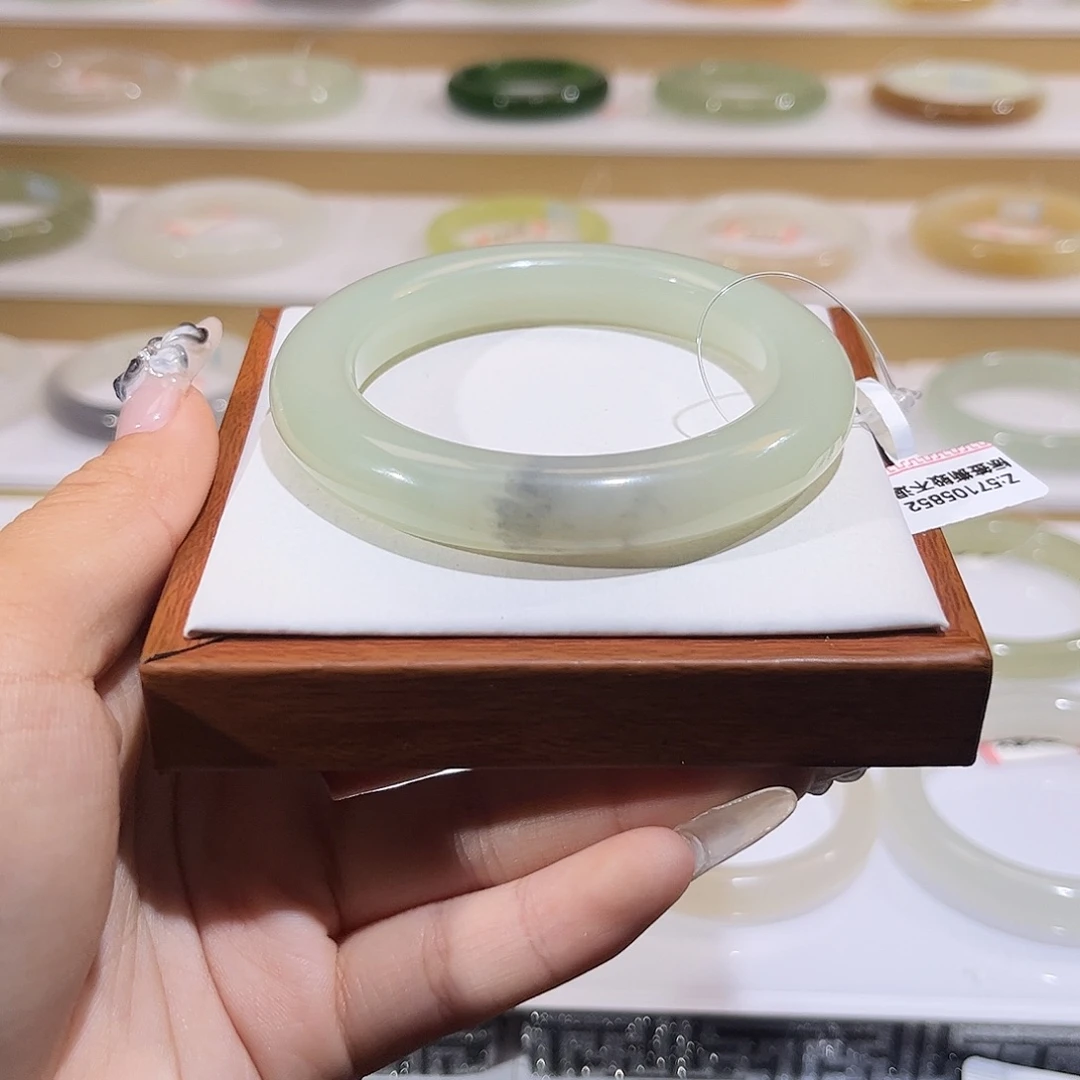 和田玉未镶嵌手镯晴底带青花