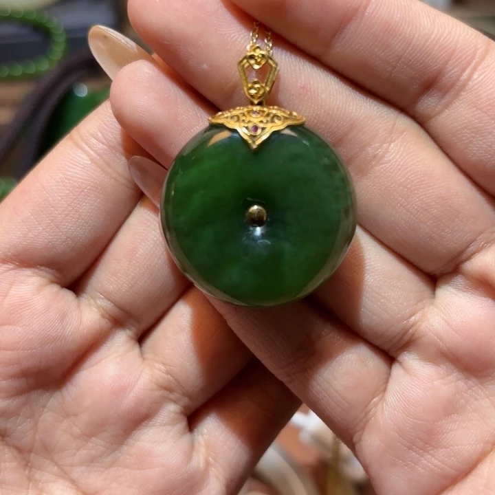 颈饰18K金镶嵌和田玉（碧玉）