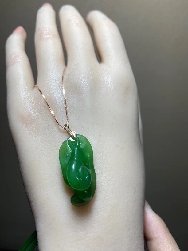 精美和田玉苹果绿吊坠18k镶嵌（配链为银）