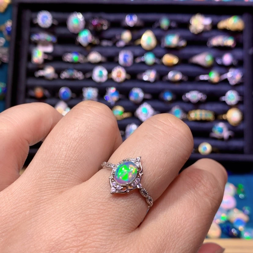 【闪购商品】欧泊银S925镶嵌戒指款式太**?