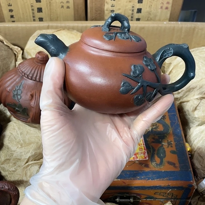 紫砂茶壶原矿泥料，手工制作的一把紫砂壶。
