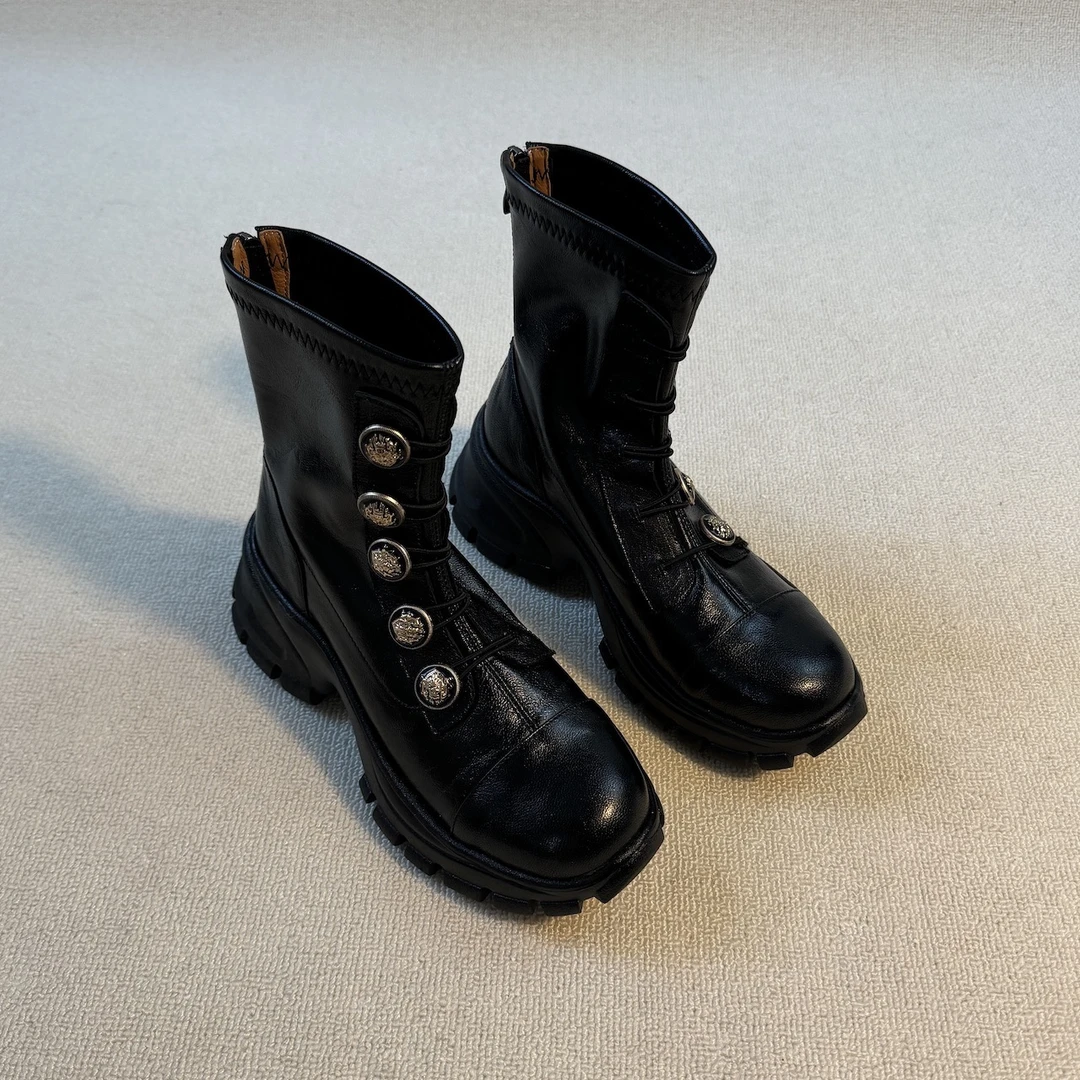 六也「徽章增高」运动时髦金属扣粗跟轮胎厚底通勤百搭短靴 L1001