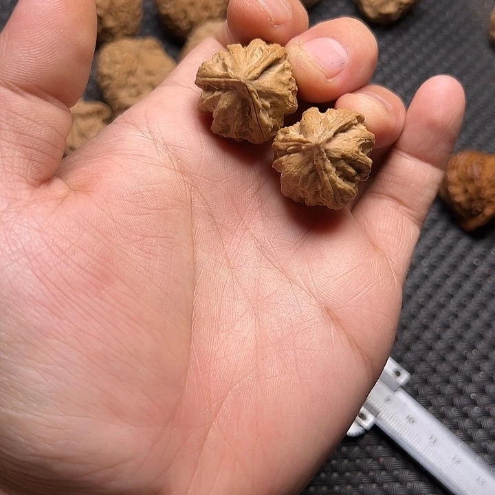 文玩核桃吊坠三棱