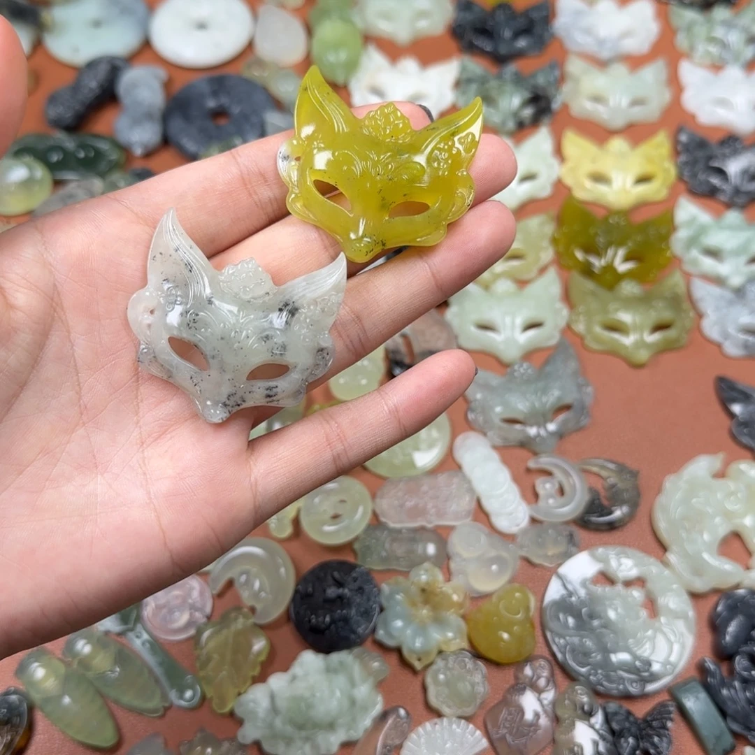 蛇纹石玉未镶嵌颈饰狐狸面具，全品