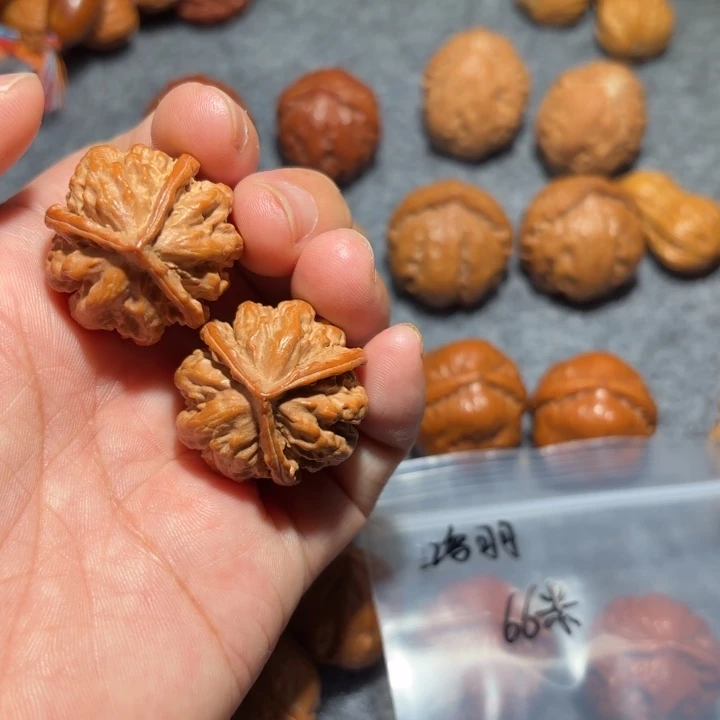 鸿***羽文玩核桃把件三棱手捻022