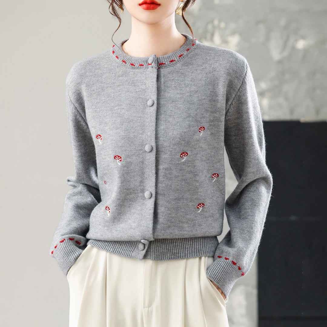 奥特莱斯撤柜正品圆领蘑菇刺绣纽扣针织开衫秋冬季气质减龄毛衣女