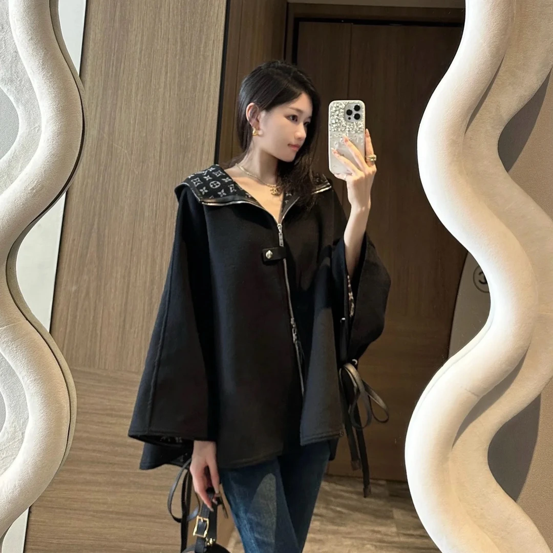 99新 LouisVuitton/路易威登 D500889/内里满印三花斗篷披肩/34码
