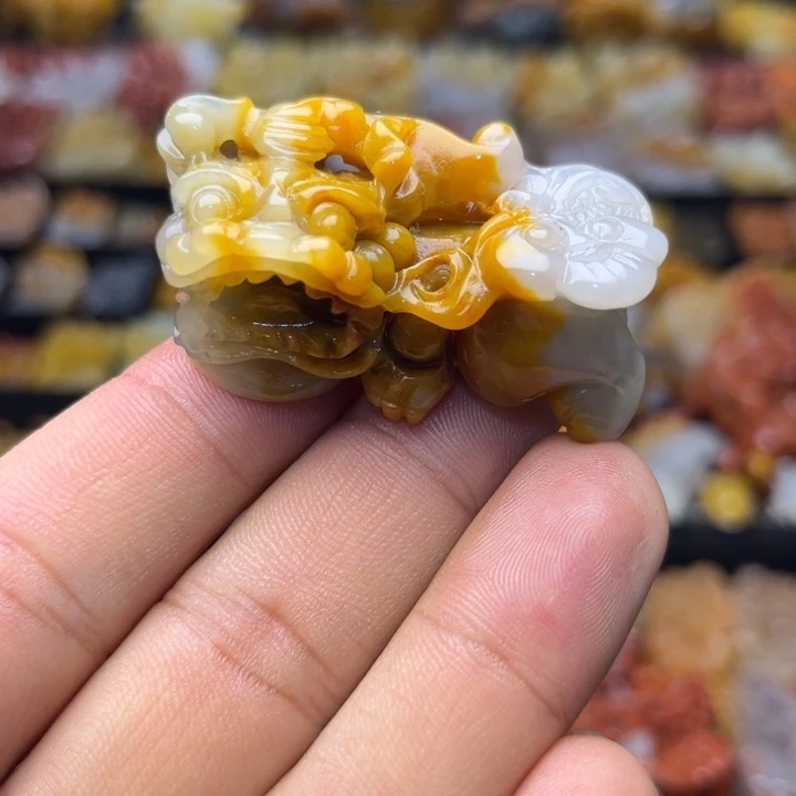 未镶嵌石英质玉（黄龙玉）颈饰