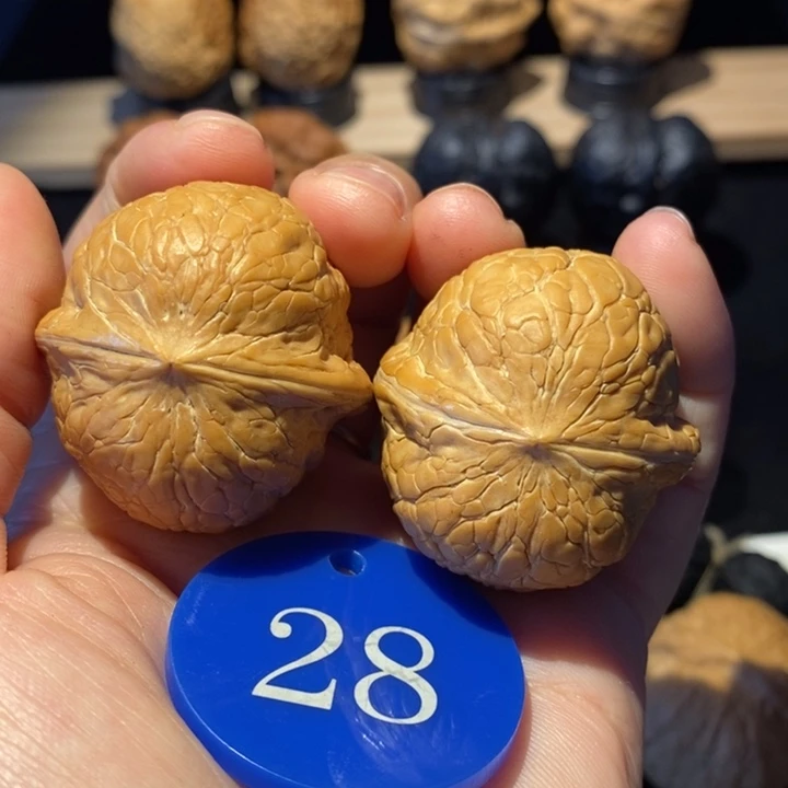 核桃恐龙蛋尺寸3.7手把件