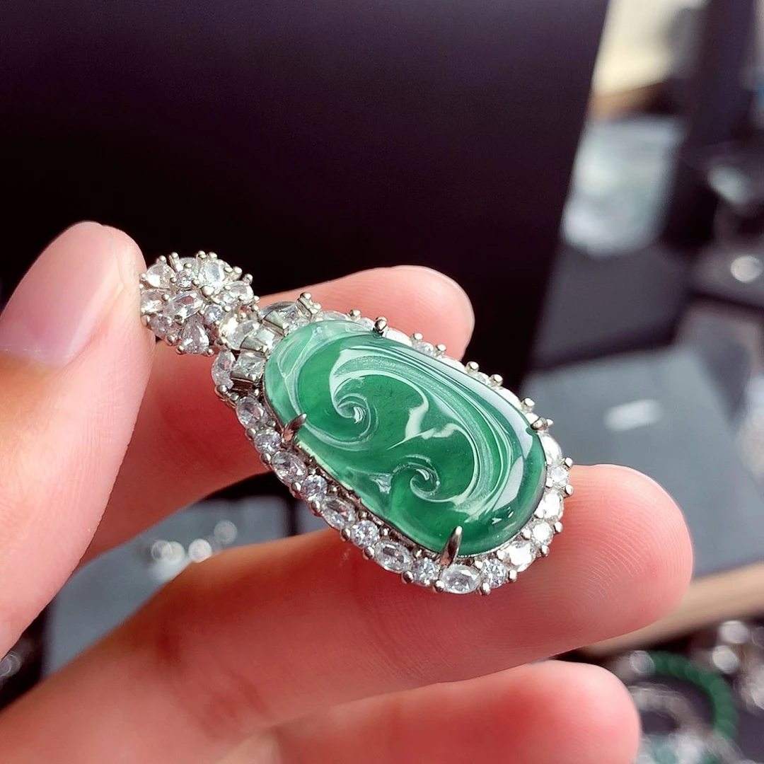 翡翠未镶嵌颈饰挂件