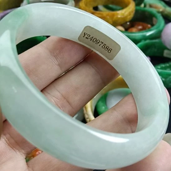 翡翠未镶嵌颈饰敬*