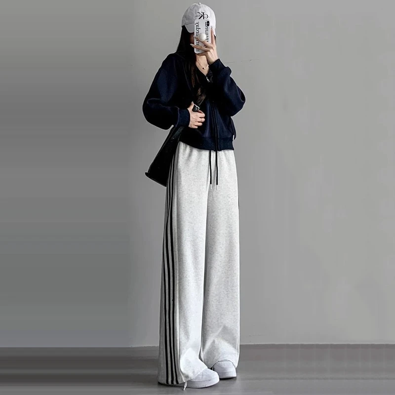 白灰色条纹运动裤女款大码秋冬阔腿直筒休闲梨型身材宽松显瘦卫裤