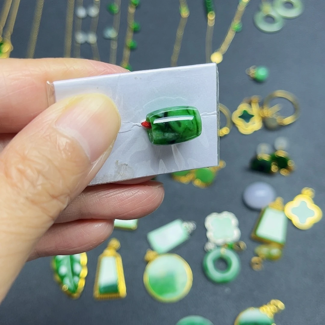 翡翠未镶嵌颈饰有纹裂