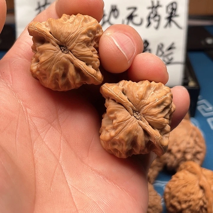 文玩核桃吊坠白蛇谷