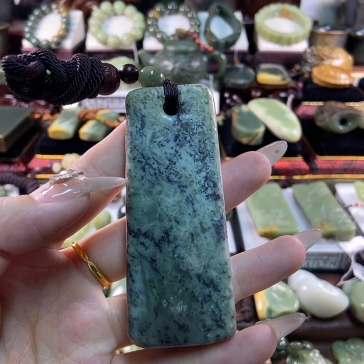 未镶嵌岫岩河磨玉（透闪石质玉）把件