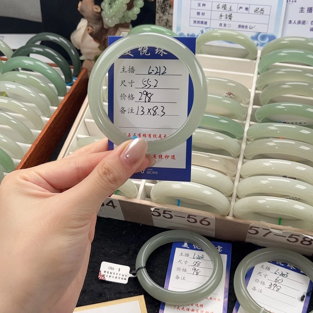 未镶嵌手镯石英质玉陈****?