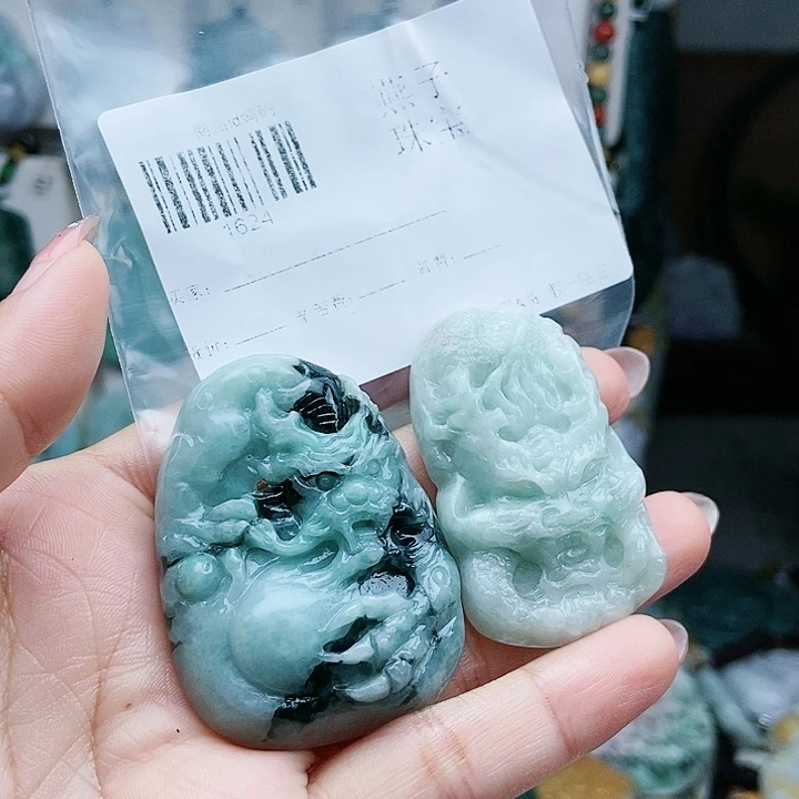 颈饰足铂镶嵌翡翠翡翠