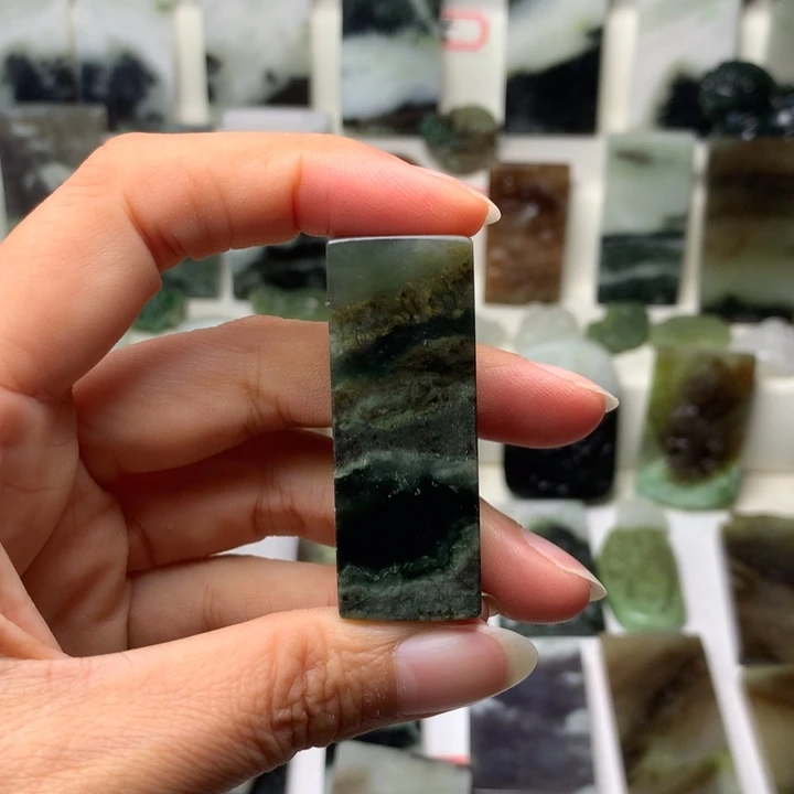 L***n独山玉未镶嵌颈饰