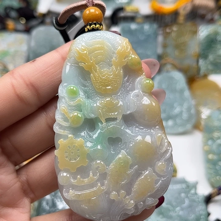 翡翠未镶嵌颈饰龙牌