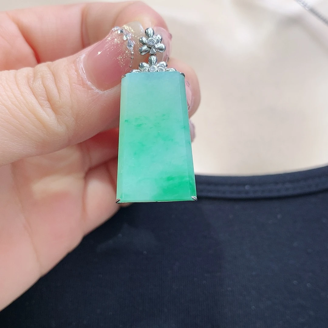 翡翠颈饰18K金镶嵌无事牌