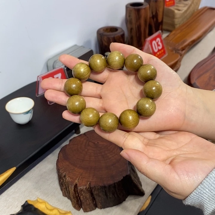 2.0金丝楠木手串浮力