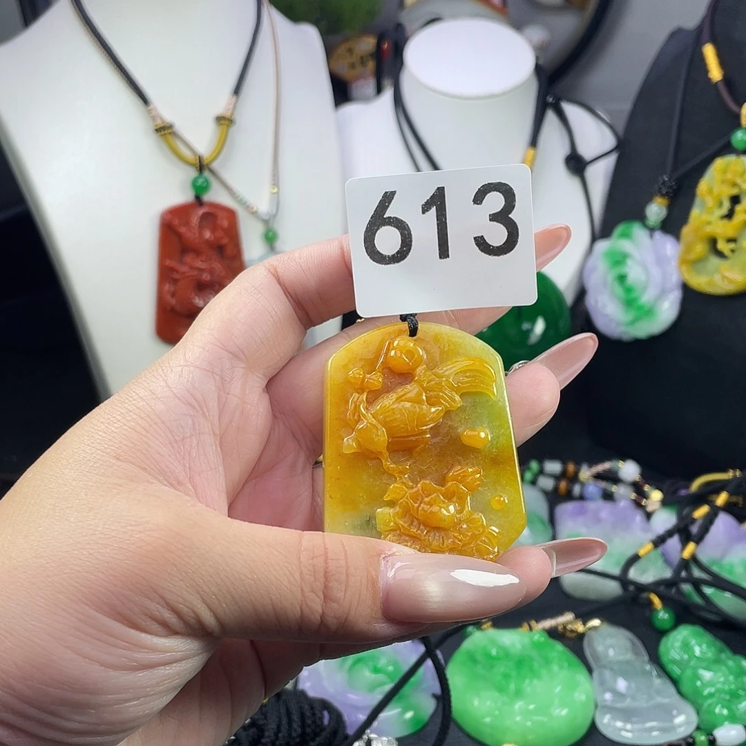 翡翠未镶嵌吊坠(赠链)