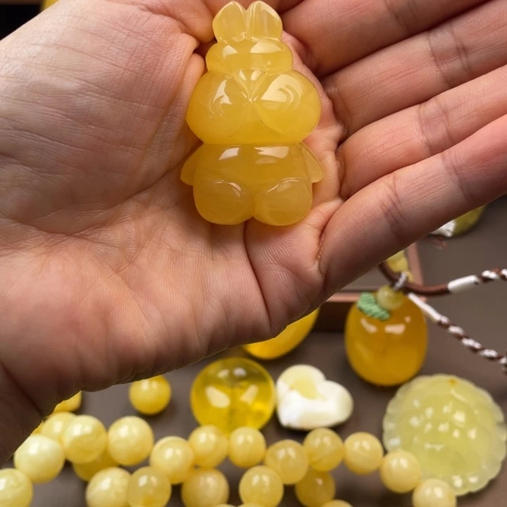 琥珀未镶嵌颈饰蜜蜡