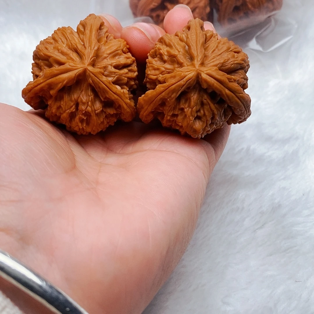 吾***王文玩核桃吊坠三棱