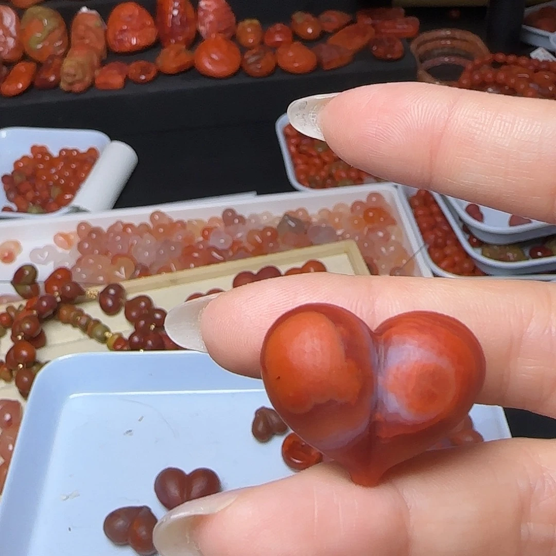 在***方南红玛瑙未镶嵌颈饰