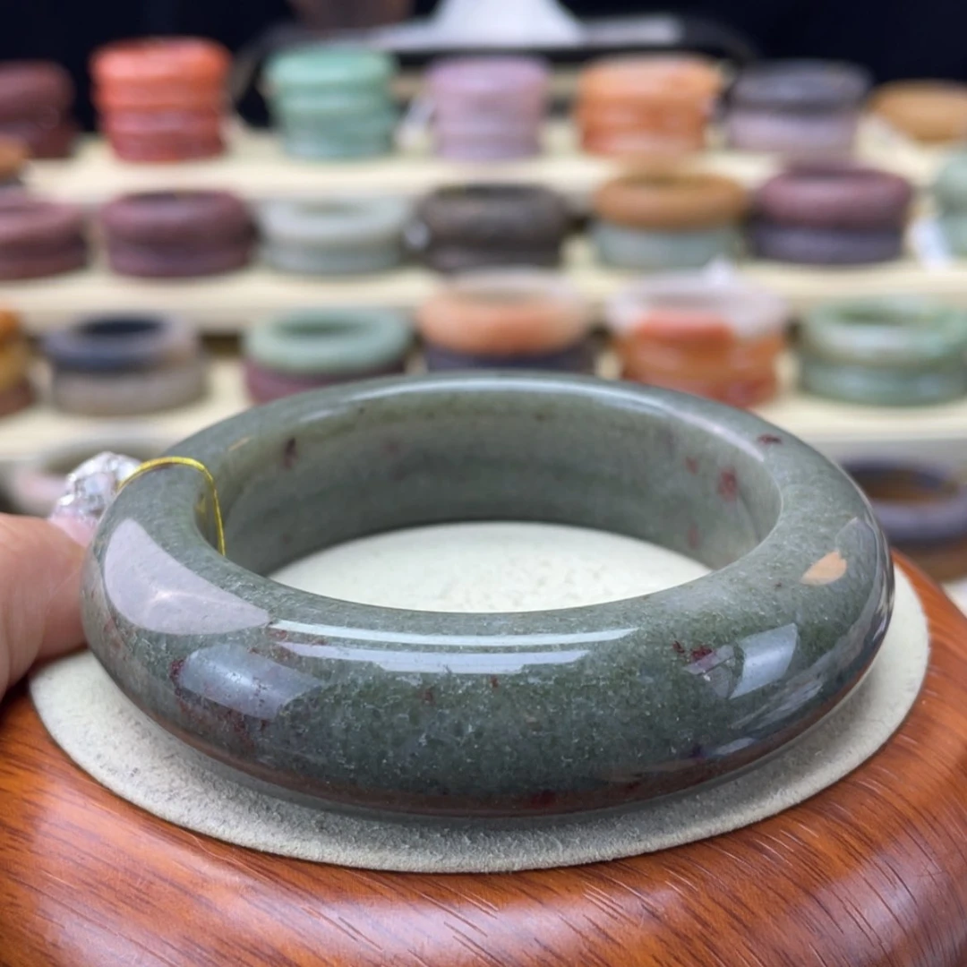 【闪购商品】石英质玉手镯未镶嵌大**乔