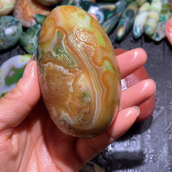 石英质玉颈饰未镶嵌天**地